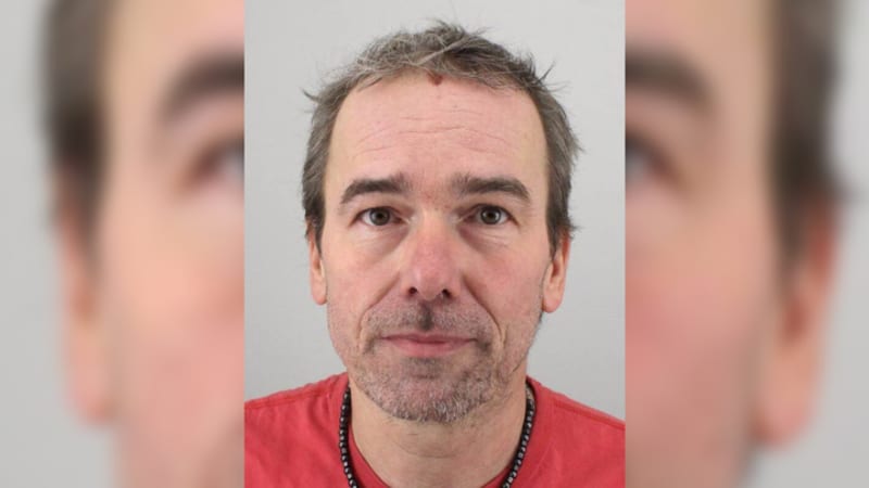 Pedofil z Mostu je na útěku. Matky mu prodávaly dcery, může být ozbrojený, varuje policie