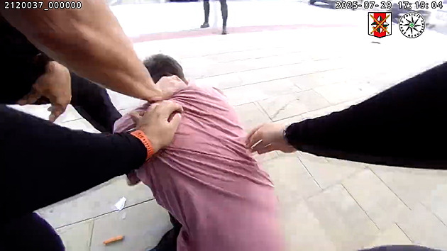 Muž se zbraní děsil lidi v obchoďáku, na přivolané policisty jen nechápavě zíral