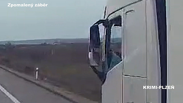 Případ s prostřeleným oknem kamionu na D5 míří k soudu, cizincům hrozí osm let