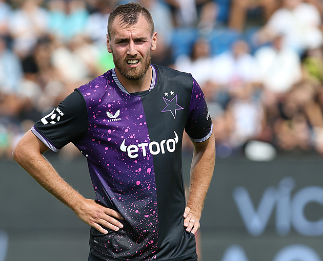 Chorý si za úder do rozkroku nezahraje šest zápasů, říjnové derby na Letné stihne