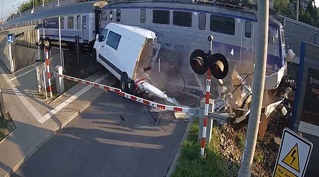 VIDEO: Vlak na přejezdu rozdrtil dodávku. Zázrakem se nikdo nezranil