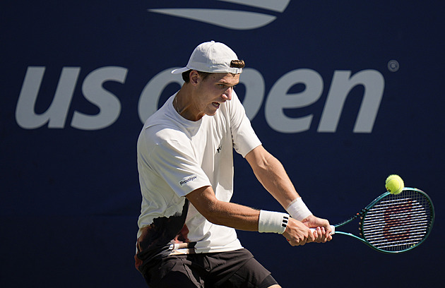 US Open ONLINE: Menšík hraje pátý set, v akci i Valentová. Krejčíková dominovala