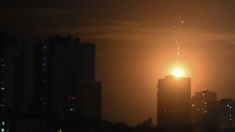 Noční peklo v Kyjevě: Bombardování nepřežilo dítě, Zelenskyj potvrdil nejméně osm obětí