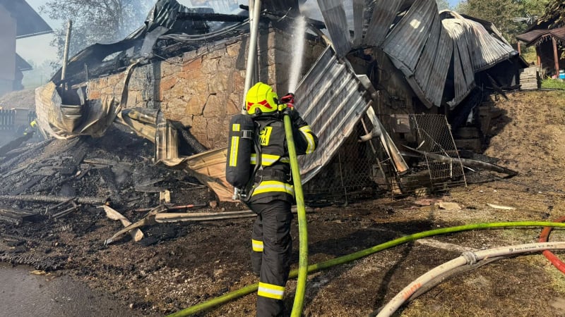 Rozsáhlý požár v Bukovci: Hoří i plynová přípojka. Zásah 18 jednotek komplikuje silný vítr