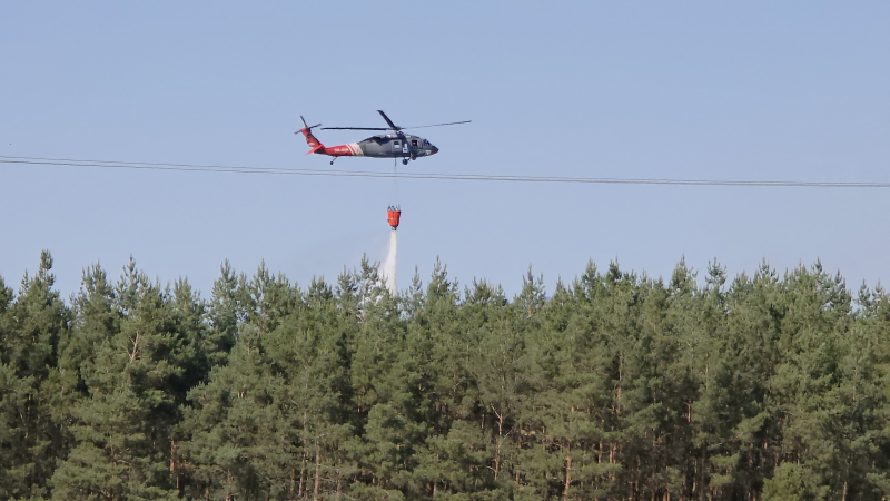 U Hřiměždic na Příbramsku hořel les, vrtulník nabíral vodu z Vltavy. Platil poplach