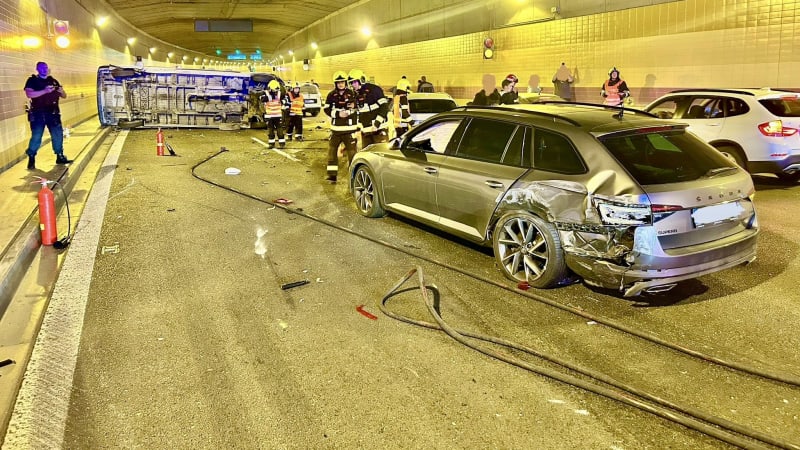 Hromadná nehoda v tunelu u Petrovic: Dálnice z Německa je na několik hodin uzavřena