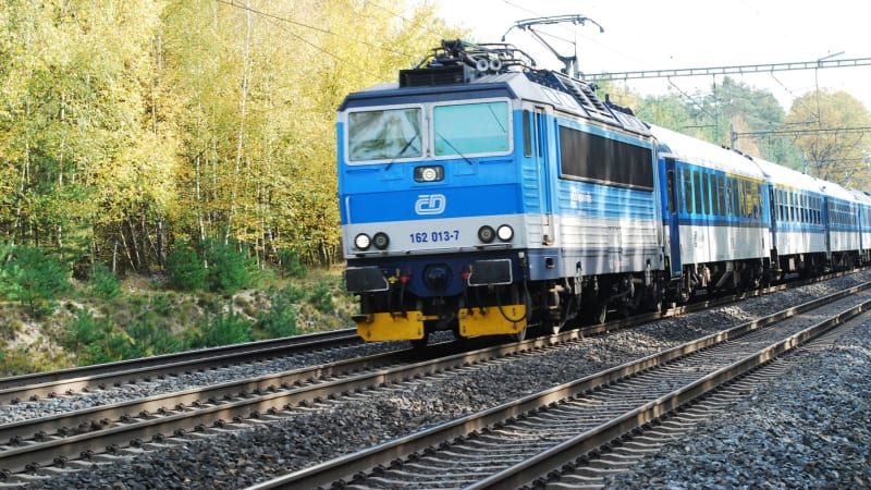 V Lipníku nad Bečvou vlak srazil člověka. Provoz mezi Bohumínem a Přerovem stojí