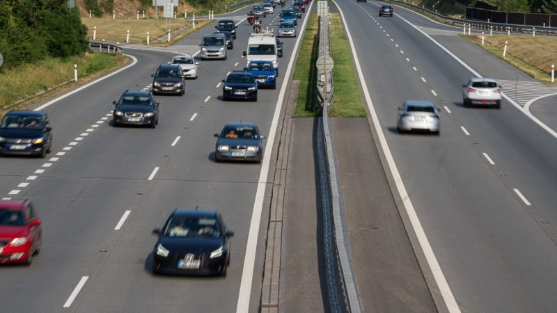 Několik náklaďáků se srazilo u Brna: Dálnice je uzavřena, zasahují záchranné složky
