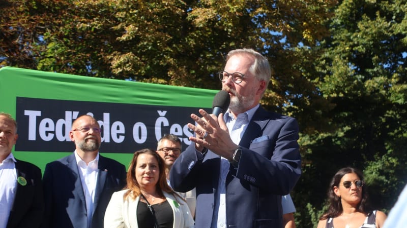 Propalestinští demonstranti narušili mítink Spolu v Praze. Skandovali hesla o genocidě v Gaze.