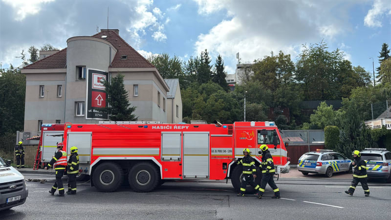Požár domu v Praze: Hasiči bojovali s ohněm, museli evakuovat lidi z okolí
