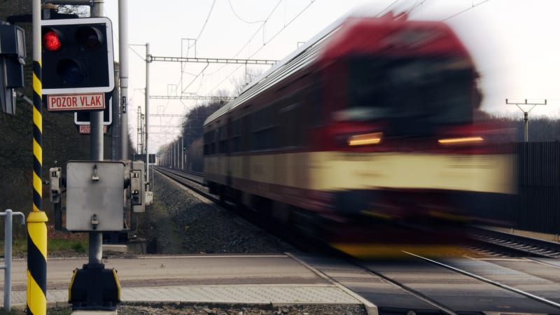 Rychlík srazil na koridoru v Praze člověka. Na místě zasahují záchranné složky, provoz stojí