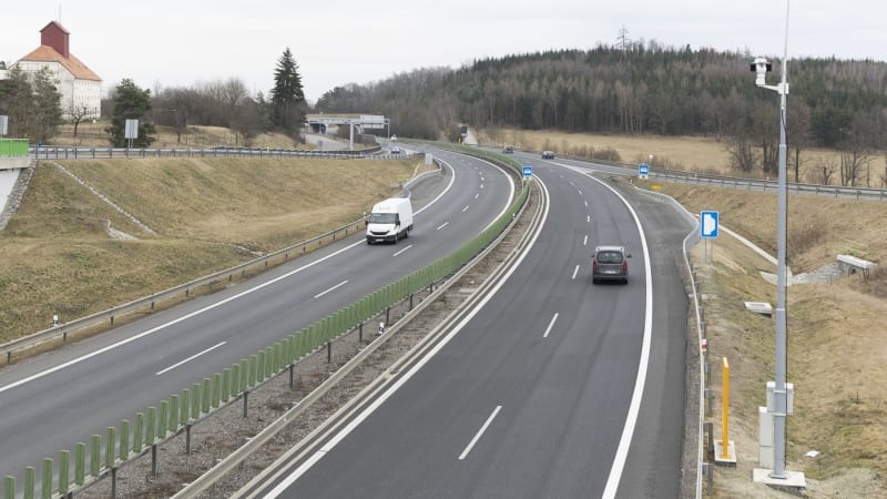 Policie vypátrala řidiče formule. S tou se 51letý muž proháněl po české dálnici D4 