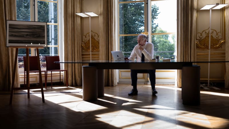 Padne v pondělí francouzská vláda? Analýzy říkají, že ano. Zemi čekají rozsáhlé demonstrace