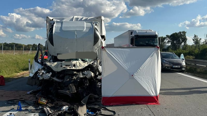 Srážka kamionů a dodávky na D2: Jeden z řidičů zemřel, policisté dálnici uzavřeli