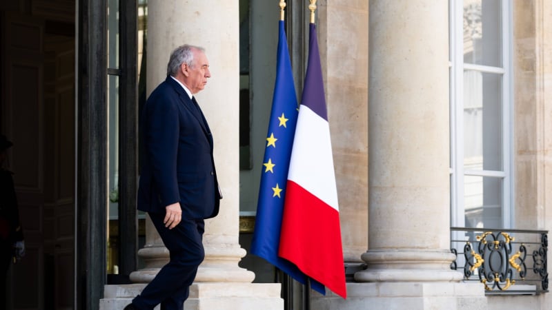 Francouzská vláda padla. Premiérovi Bayrouovi zlomily vaz plánované škrty