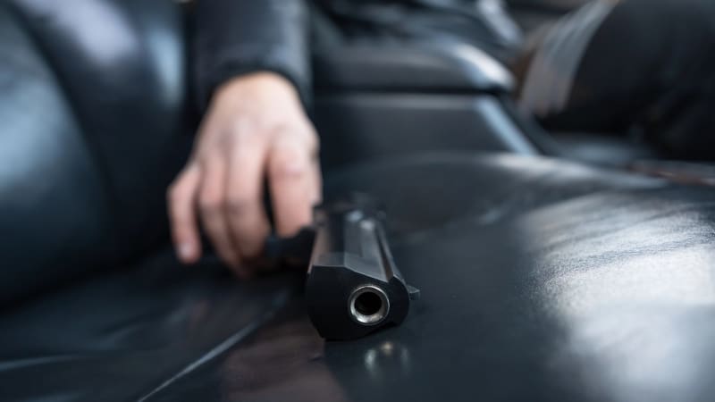 Zakuklenci projeli výlohou a vykradli klenotnictví v USA. Stařičký prodavač dostal infarkt