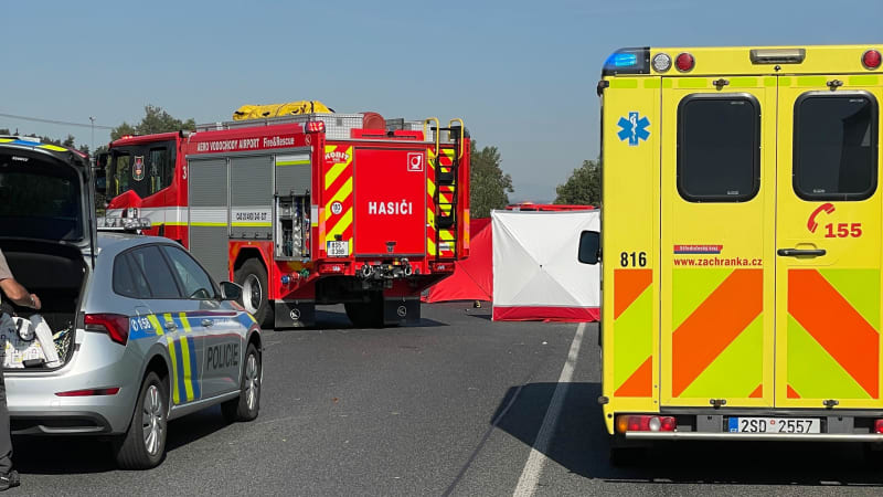 Tragická nehoda na Kladensku: Dva mrtví po srážce náklaďáku s osobním vozem