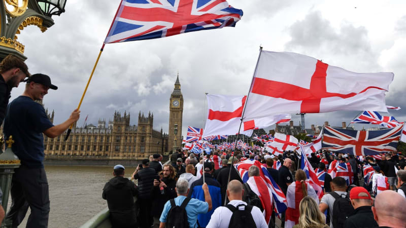 Začala revoluce, znělo Londýnem. Lidé protestovali proti vládě i migrantům a vzdali hold Kirkovi