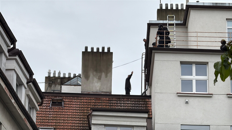 Drama v pražském Braníku: Policisté se samopaly zasahovali na střeše. Zadrželi utíkajícího muže