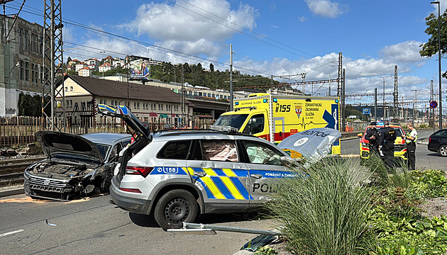Policejní auto po nehodě v Praze skončilo na boku, zpět na kola mu pomohli svědci
