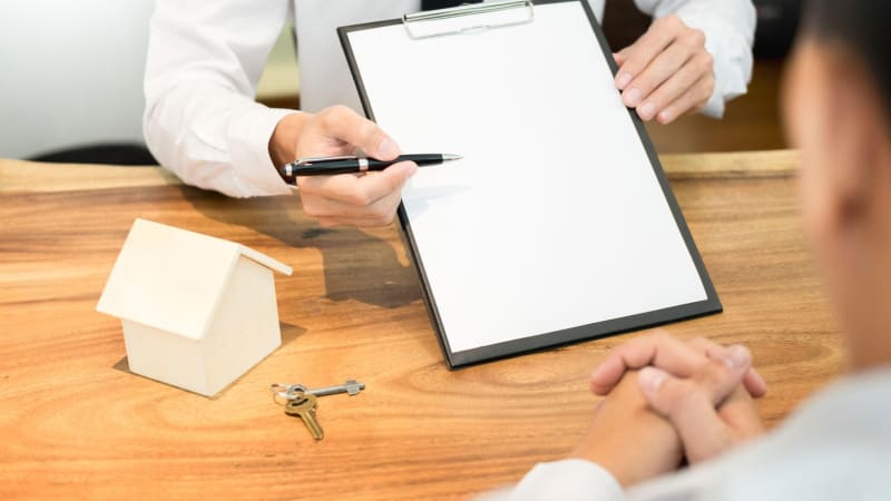 Tvrdý náraz pro 100 tisíc domácností: Splátky hypoték vyskočí o tisíce