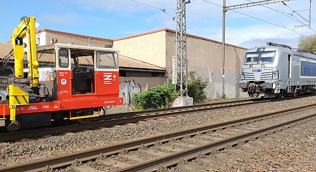 Železniční vůz ve Všetatech projel zákaz a zastavil 13 metrů od nákladního vlaku