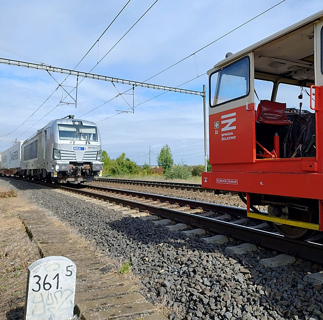 Posunovací vůz vjel do cesty nákladnímu vlaku, zastavily 13 metrů od sebe