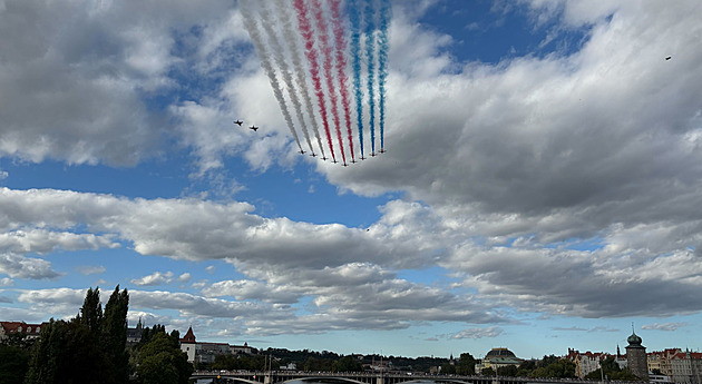Nebe nad Prahou rozčísl roj burácejících stíhaček. Unikátní show zhlédly tisíce lidí