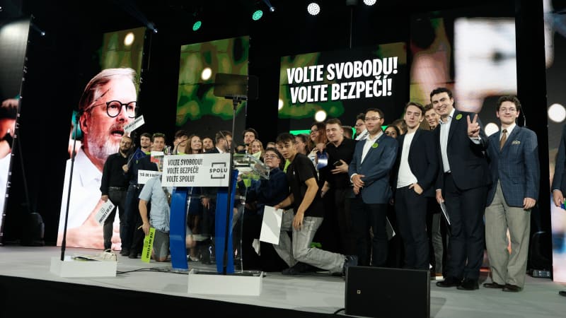 REPORTÁŽ: Absintová zeleň, samý antibabiš a Fialova snaha napodobit Klause