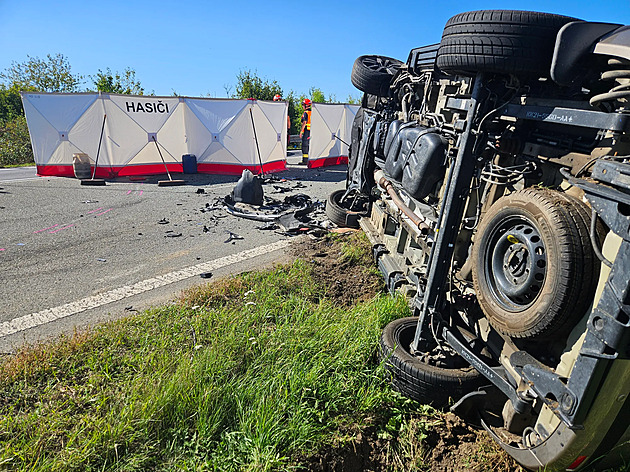 Při nehodě na Brněnsku zemřel řidič osobního auta, dodávka skončila na boku