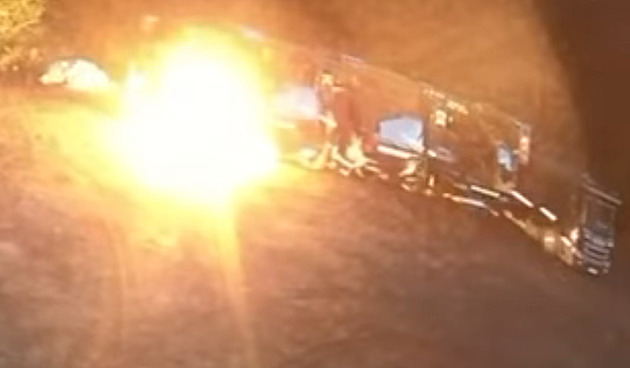 Žhář zapálil autojeřáb, do areálu se přikradl po čtyřech. Firma nabízí odměnu