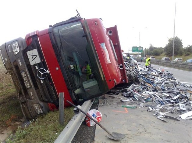 Na D1 u Vyškova se ve směru na Ostravu vysypal náklad, dálnice je neprůjezdná