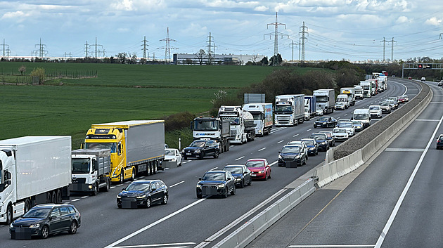 Hromadná nehoda sedmi vozidel uzavřela D5 u Rokycan