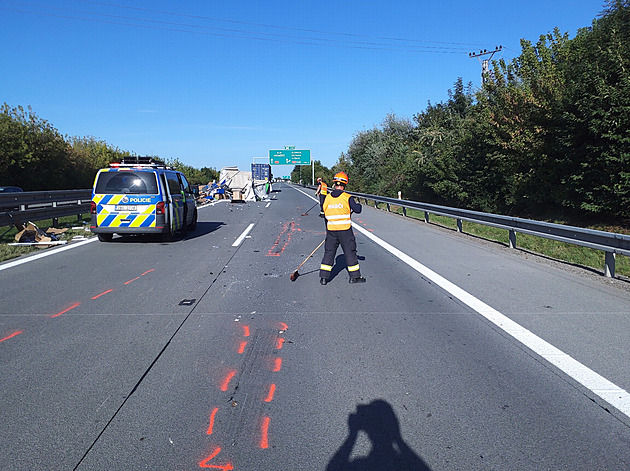 Vysypaný náklad částečně zablokoval D1 u Vyškova, srazil se tam kamion s dodávkou