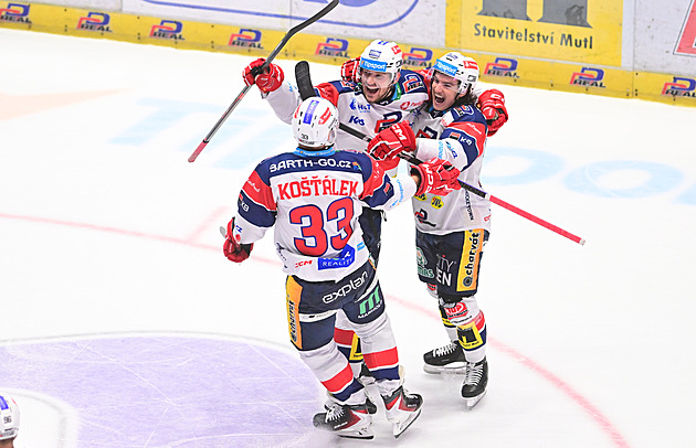 ONLINE: Kometa znovu vede, Budějovice válí v Kladně. Zvítězila Sparta i Pardubice