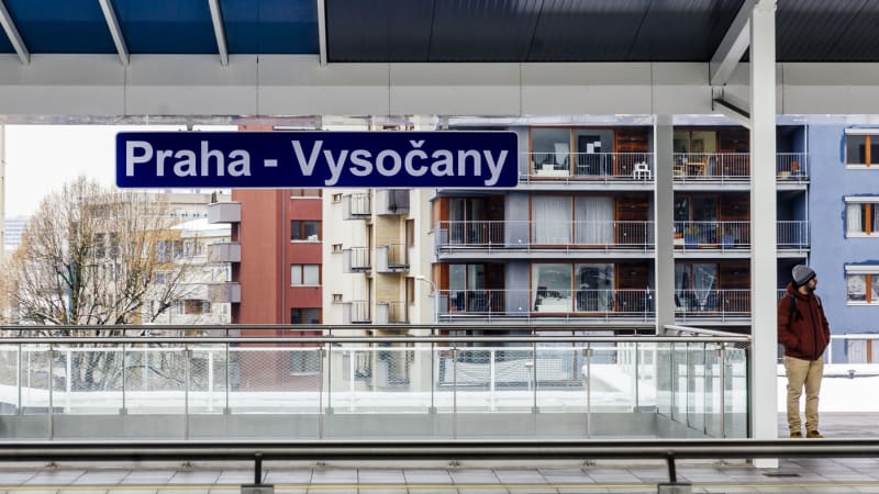 V pražských Vysočanech vlak srazil člověka. Provoz na trati je zastaven