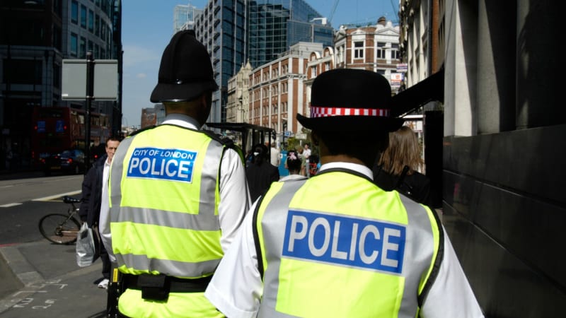 Kadeřník přiznal sex se 400 muži, některé nakazil HIV. Britský „predátor“ míří do vězení