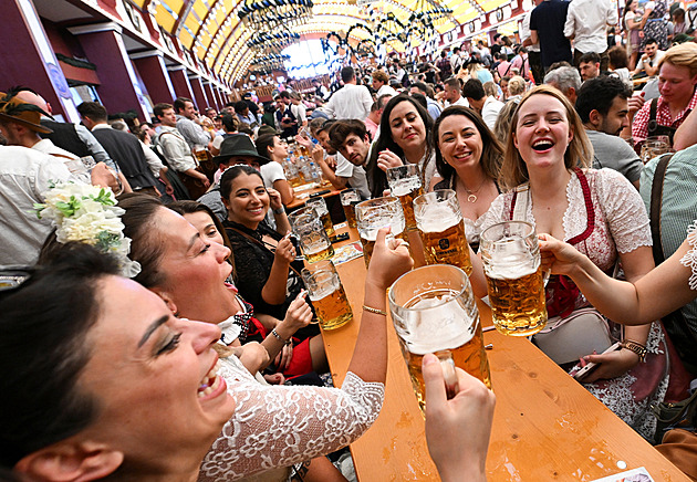 OBRAZEM: O’zapft is! Na 190. ročník Oktoberfestu míří miliony návštěvníků