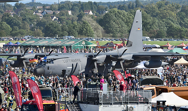 Dny NATO v Ostravě vrcholí. Kvůli větru organizátoři ruší ukázky výsadkářů