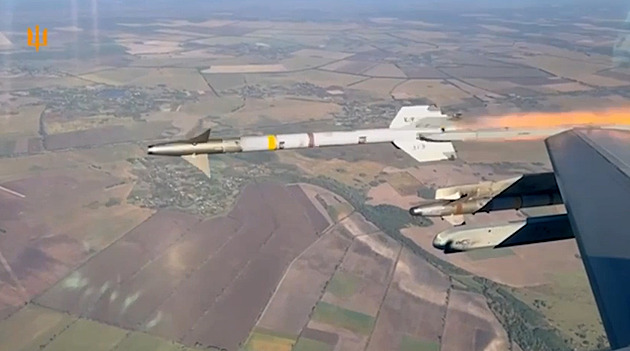 VIDEO: Ukrajinští piloti ukázali, jak s F-16 sestřelují ruské rakety