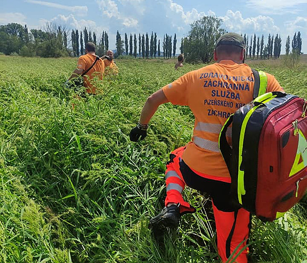 Na Plzeňsku spadlo menší letadlo, po dopadu začalo hořet