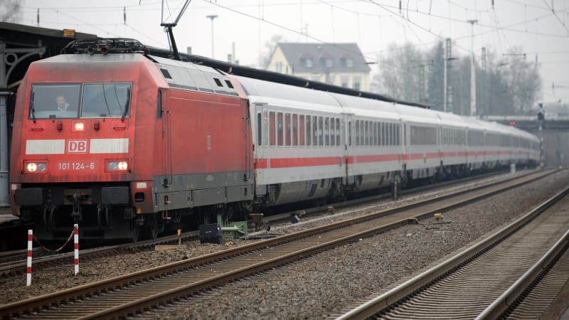 Noční můra všech rodičů. Před matkou se zavřely dveře, miminko v Německu jelo vlakem samo