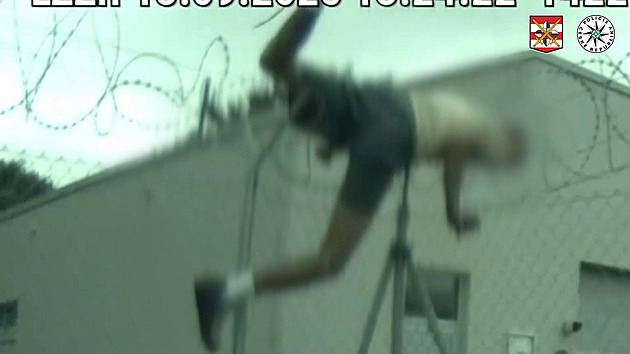 Na útěku před policisty omylem zamířil přímo do jejich objektu, zamotal se v drátu