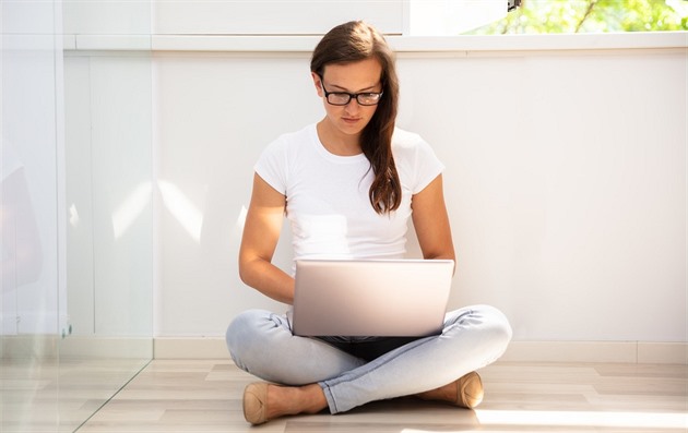 Nevěrníka nemlaťte, píše chatbot. Podle psychologa odpovídá celkem rozumně