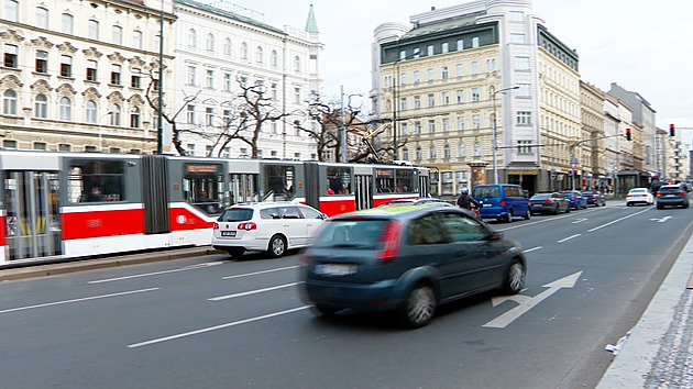 Policejní manévry na I. P. Pavlova v Praze. Pyrotechnik zkoumá podezřelé zavazadlo