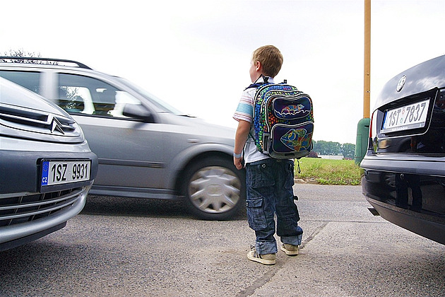Když se rodiče stávají pro děti hrozbou. Města krotí zlozvyk před školami