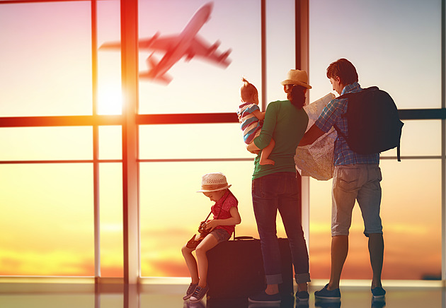 Čas druhých a třetích dovolených je tady. Češi mění zvyky, odpočívat týdny už nefrčí