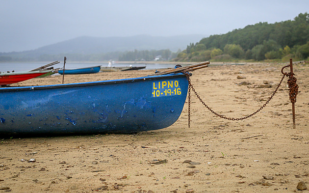 OBRAZEM: Lipno ztrácí vodu. Vltavská kaskáda čelí suchu i přes současné srážky