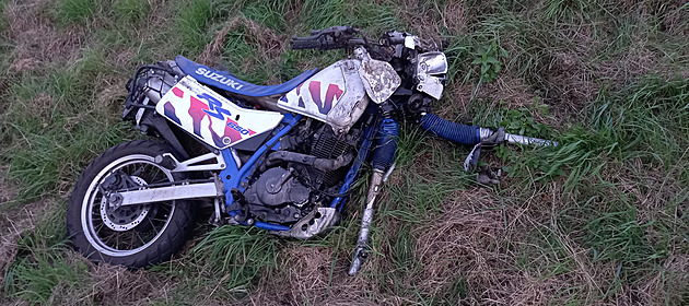 Motorkář na Hradecku zahynul při srážce s autem, to potom vzplálo