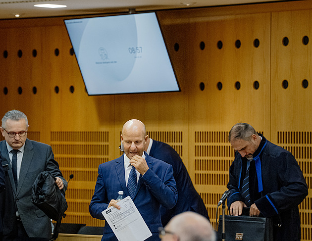 Pátý den Dozimetru. Hlubuček popsal značkový dárek od Redla, ten opět popřel vinu